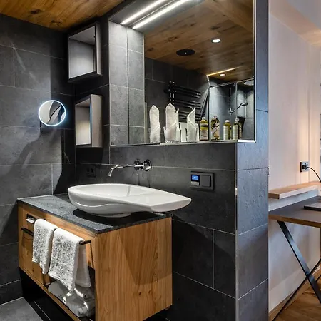 فندق Zwoelferhaus 4*