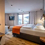 Zwoelferhaus 4*