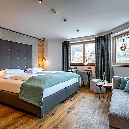Zwoelferhaus 4*