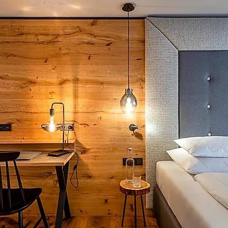 Zwoelferhaus 4* 萨尔巴赫
