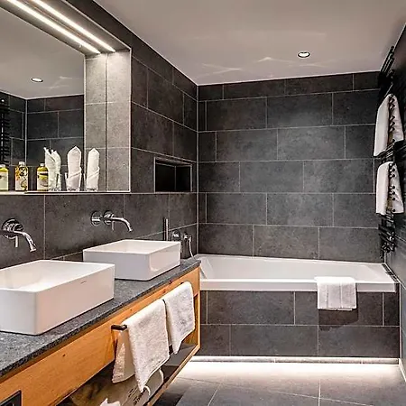 Zwoelferhaus 4*