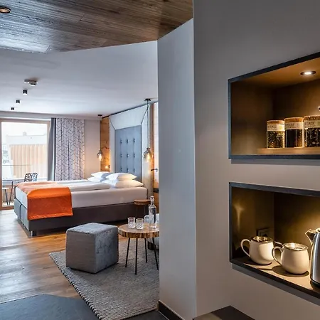 Zwoelferhaus 4*