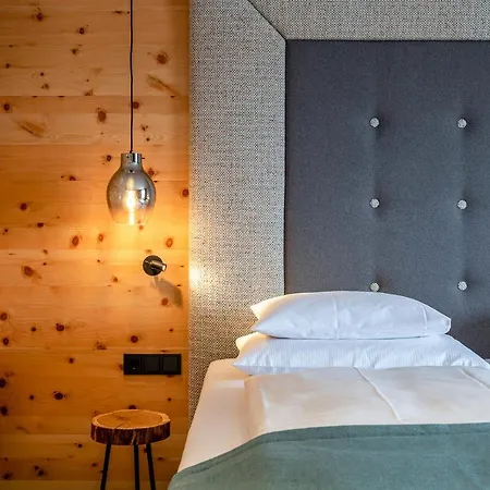Отель Das Zwolferhaus 4*