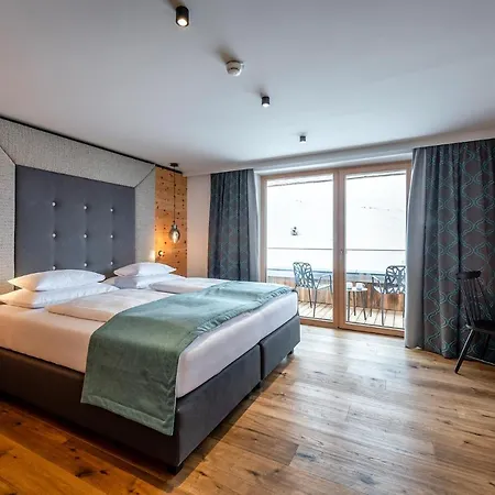 Ξενοδοχείο Zwoelferhaus 4*