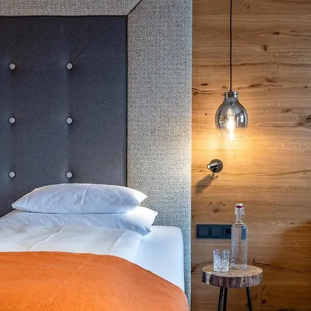 Zwoelferhaus 4*